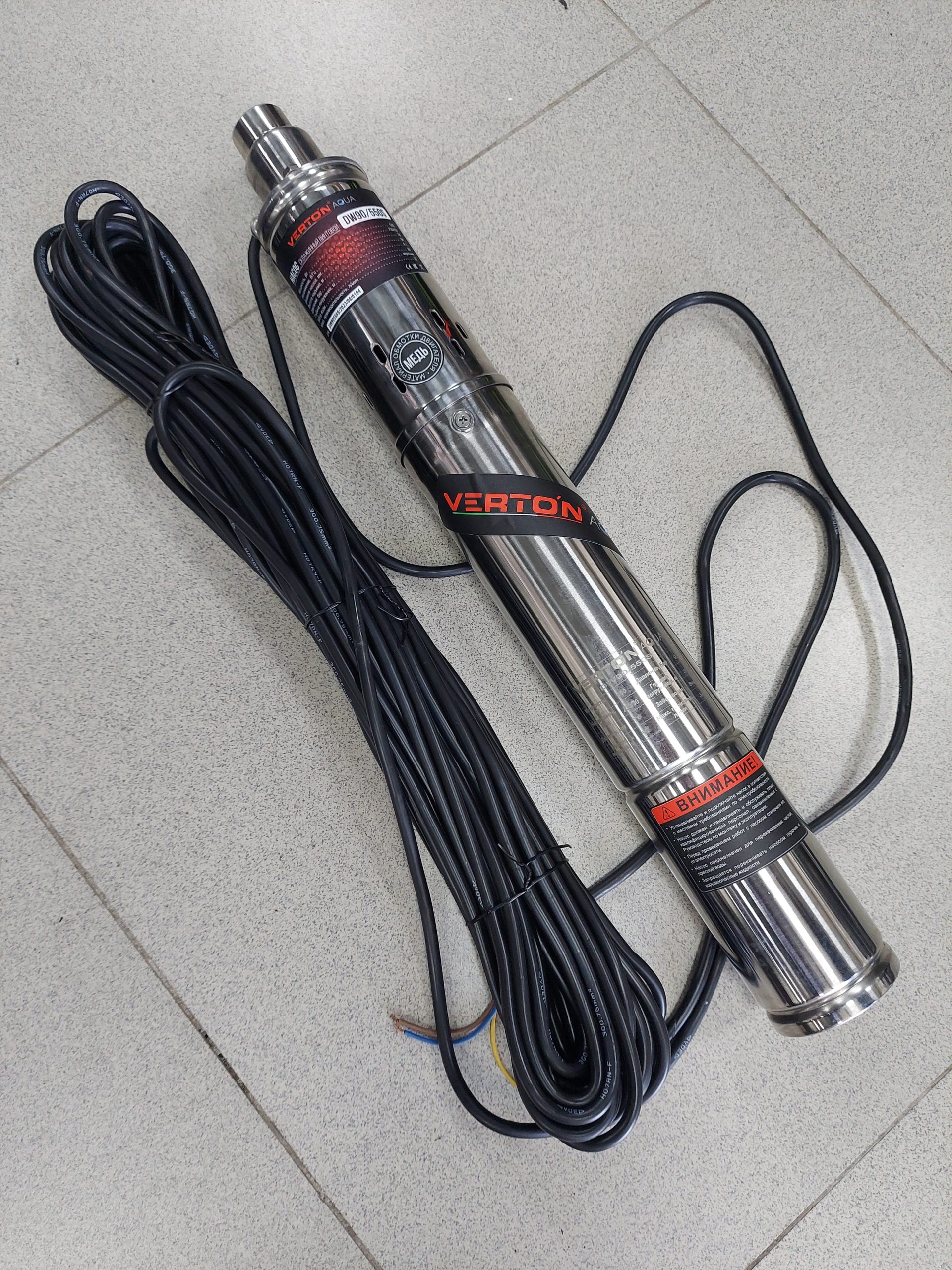 Скважинный винтовой насос Verton AQUA DW90/550S (550 Вт, 230 В//50 Гц, Q max 32 л/мин, H max 90 м, диам. 76 мм, верх. забор, давл. 9,1 бар, глуб. 30 м, 1″, мин диам. скважины 100 мм, дл. кабеля 25 м, корпус из нерж. ст., медн. обмотка)